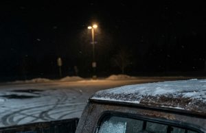 The 82-year-old hero was freezing in a rusted pickup just to stay by his aging dog’s side—until a knock on the frosted window changed everything.